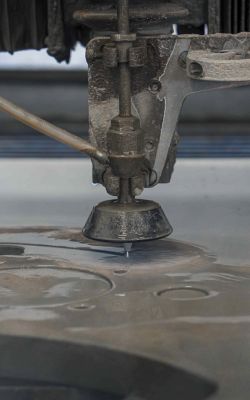  INSERVICE er specialister i vandskæring i både stål og aluminium